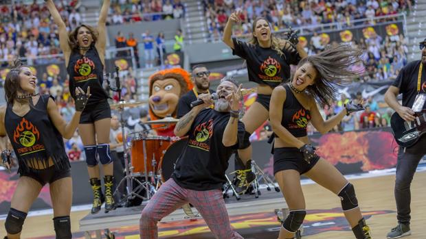 Dr. Diablo toca su tema 'Tienes que estar' junto a las Dreamcheers