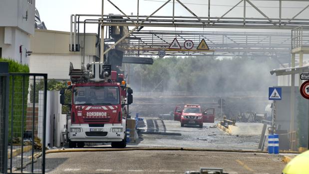 El Ayuntamiento de Dos Hermanas estima que ya se ha sofocado el 80% del incendio de la fábrica de Ybarra