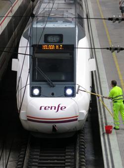 Un operario limpia un tren AVE en la estación de Santa Justa