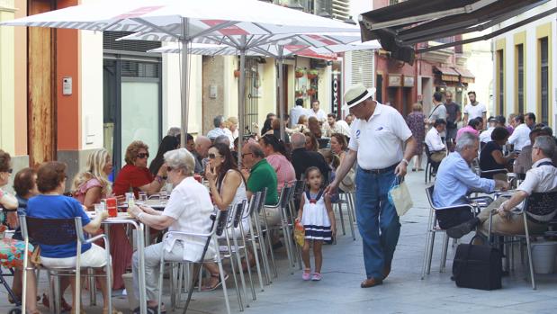 Veladores, clientes y propietarios versus vecinos y peatones