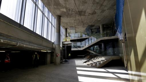 Uno de los accesos a CaixaForum, junto a la Torre Sevilla