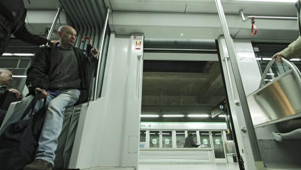 Pasajeros en el Metro de Sevilla