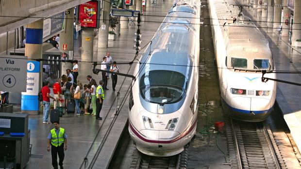 Dos trenes AVE en Santa Justa