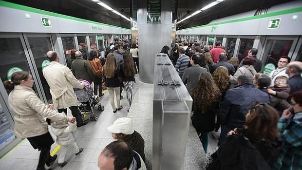 Viajeros en el Metro de Sevilla