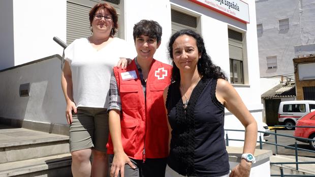 De izquierda a derecha, Carmen de la Corte, María Rodríguez y Nati Molero, de Cruz Roja