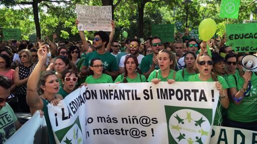 Decenas de profesores se han manifestado este jueves en Sevilla