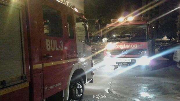 Bomberos en el lugar del incendio en el distrito de la Macarena