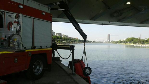 La maniobra de extracción ha sido complicada al estar situado debajo del Puente del Alamillo