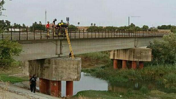 Rescatan a una niña atrapada en un puente de Sevilla mientras jugaba