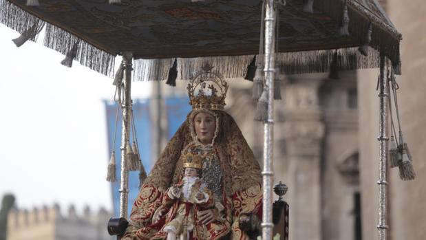 La Virgen de los Reyes luce radiante ante miles de fieles