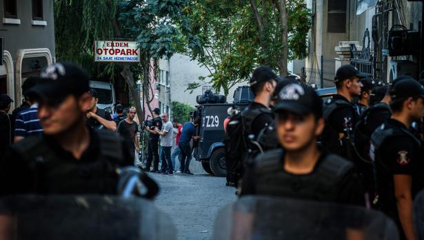 Policías en la sede del periódico Ozgür Gündem,