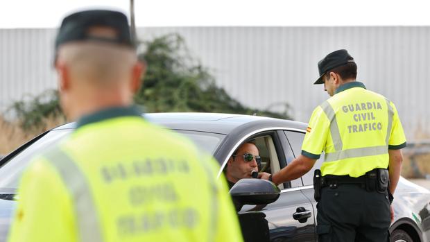 Dos agentes de la Guardia Civil en un control de alcoholemia a un conductor