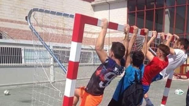 Certifican la seguridad de las porterías de balonmano con sistema antivuelco