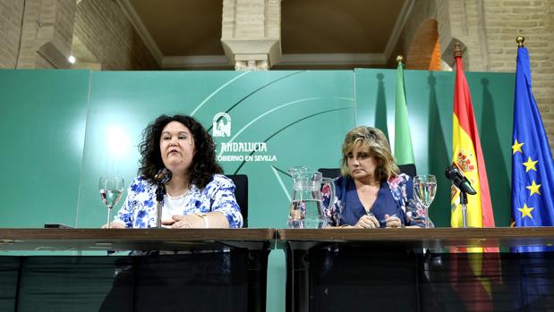 La delegada territorial del Gobierno de la Junta en Sevilla y la delegada territorial de Educación