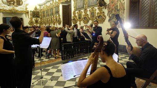 Unos músicos actuaron mientras se inauguraba la nueva iluminación del templo