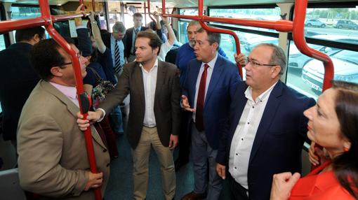 Representantes institucionales en la inauguración de la lanzadera a la Cartuja