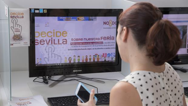 Una empleada del Ayuntamiento de Sevilla ante la web abierta 'Decide Sevilla'