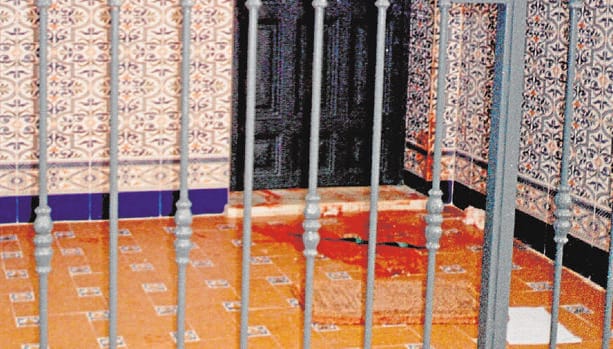 Imagen captada en el año 2000 de la fachada de la casa con la sangre de la víctima en la entrada