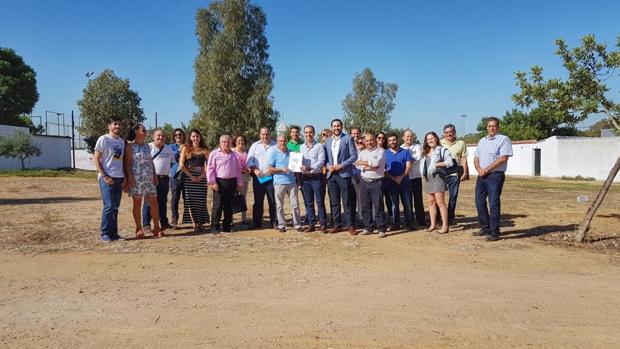 Representantes de Ciudadanos Sevilla reunidos con vecinos de Bellavista para tratar su propuesta de parque urbano