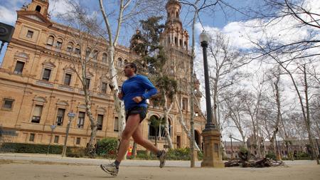 Un corredor por la Plaza de España