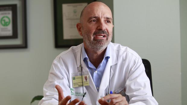 El doctor Eduardo Domínguez-Adame, responsable de la Unidad de Cirugía Esófago-Gástrica del Macarena