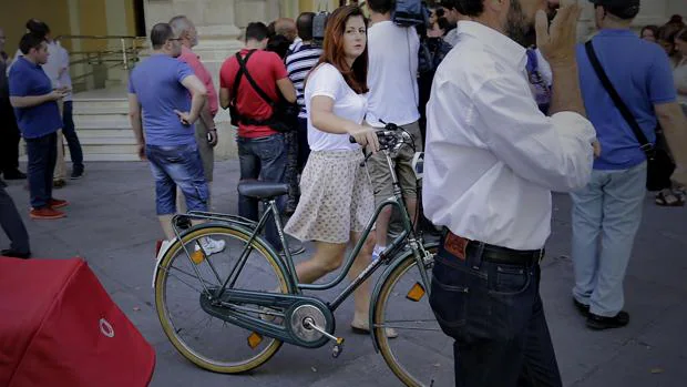 La portavoz de Participa Sevilla, Susana Serrano, con su bicicleta en el Ayuntamiento