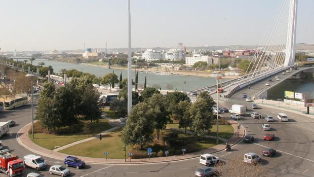 El fuego provocado se produjo en las inmediaciones de la Glorieta Olímpica, junto al puente del Alamillo