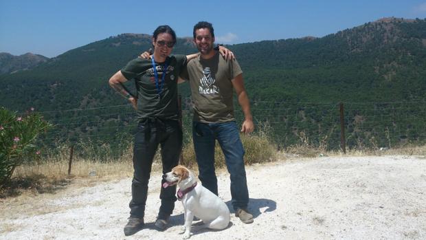 José Ruiz (derecha) junto a un amigo en la carretera