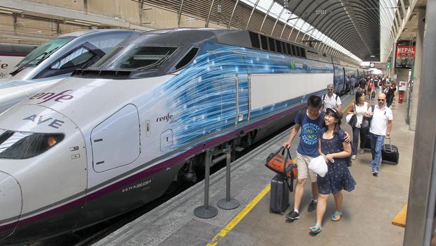 Viajeros del AVE llegan a la estación de Santa Justa