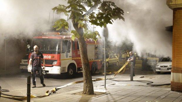 Bomberos extinguiendo el fuego originado en un garaje de San Jerónimo