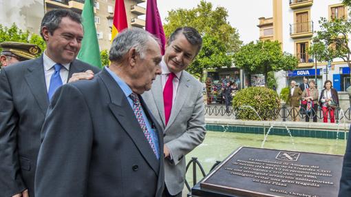 Espadas y Sanz junto a uno de los guardias que apresó a Henri Parot.