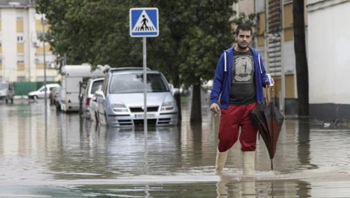 Calles anegadas y coches atrapados por la lluvia