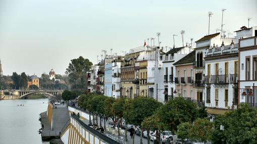 El pantalán permite acceder a la orilla del río desde la calle Betis