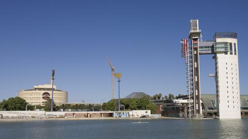 La zona entre elpuente del Cachorro y el Pabellón de la Navegación está en obras