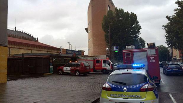 Arde un vehículo estacionado en el parking de Plaza de Armas