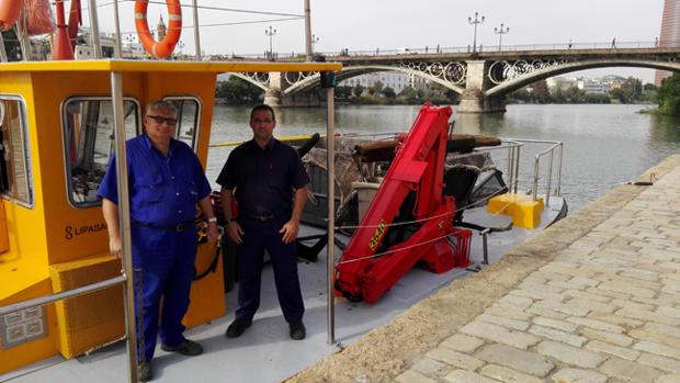 «Hemos llegado a recoger tres urnas funerarias por día en el río»