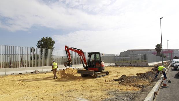 Trabajos de instalación del vallado de la Zona Franca