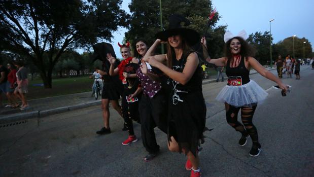 Jóvenes celebrando Halloween en la Monster Run que tuvo lugar en el Parque del Alamillo