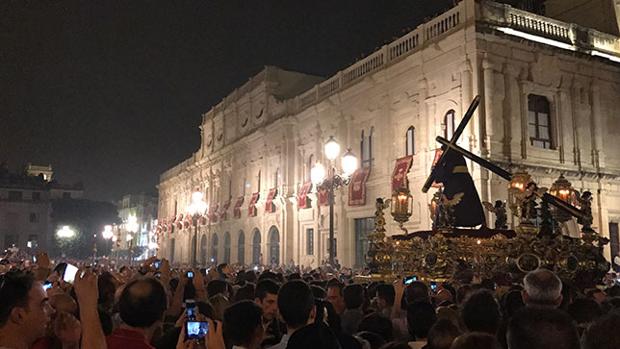 Sevilla abre de par en par su puerta santa al Gran Poder en un día histórico