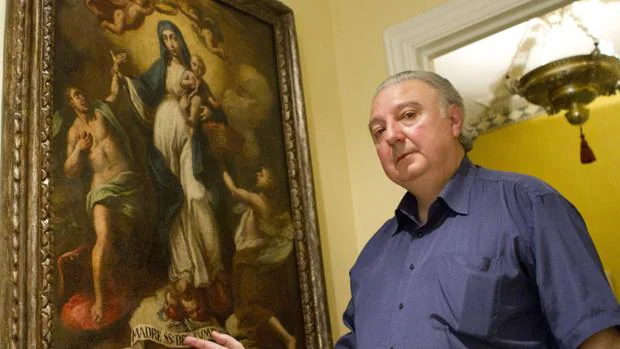 Giovanni Lanzafame ante un cuadro mariano en su casa de Sevilla