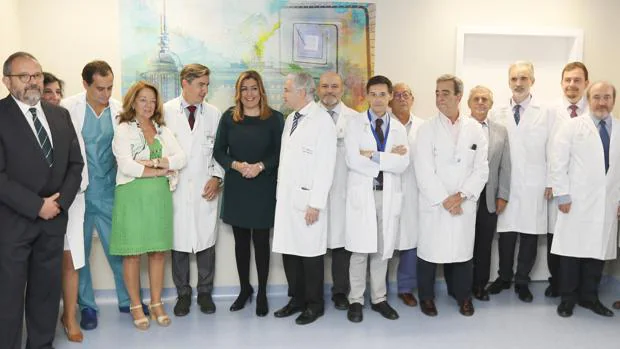 Susana Díaz ayer en el Virgen del Rocío con responsables del hospital, del SAS y de la Consejería de Salud