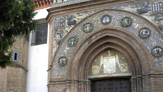 La portada del monasterio de Santa Paula con estilos como el gótico y el mudéjar