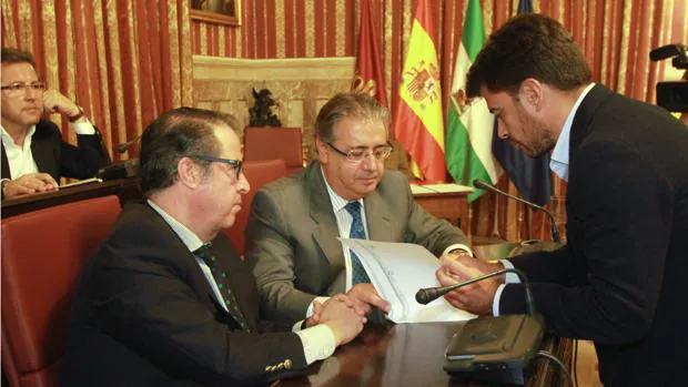 Gregorio Serrano, Juan Ignacio Zoido y Beltrán Pérez, en el último Pleno del Ayuntamiento