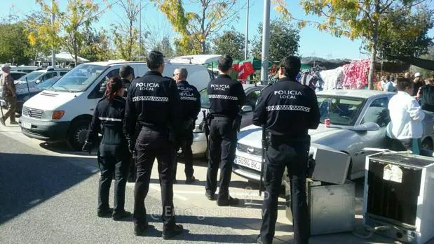 La Policía ene l mercadillo del Charco de la Pava