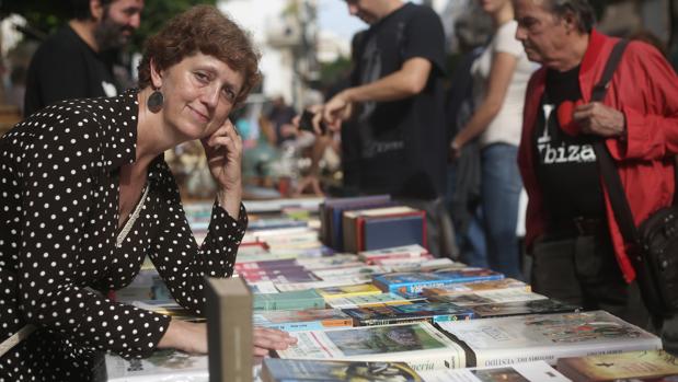 Isabel en su puesto de libros de El Jueves, que no pudo dejar mientras estaba enferma