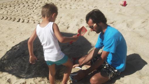 Los voluntarios llevan a la playa a los menores que viven en cárceles con sus madres