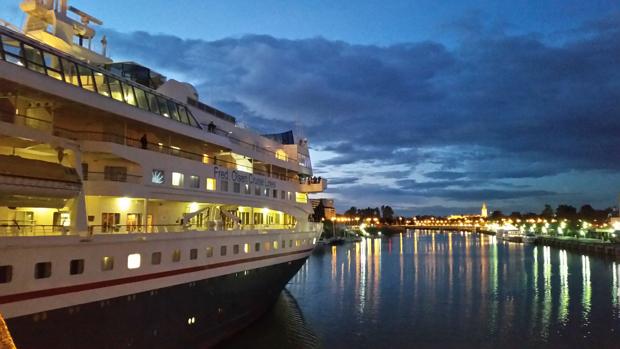 El crucero más grande que ha entrado en Sevilla vendrá otras seis veces entre 2017 y 2018