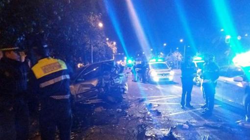 La Policía, junto al coche siniestrado