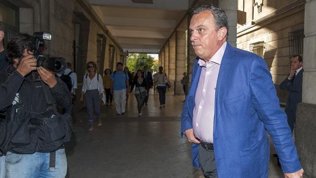 El exjefe de la Policía Local, Gabriel Nevado, a su llegada a los juzgados en septiembre