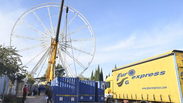 Labores para desmantelar la noria del muelle de las Delicias